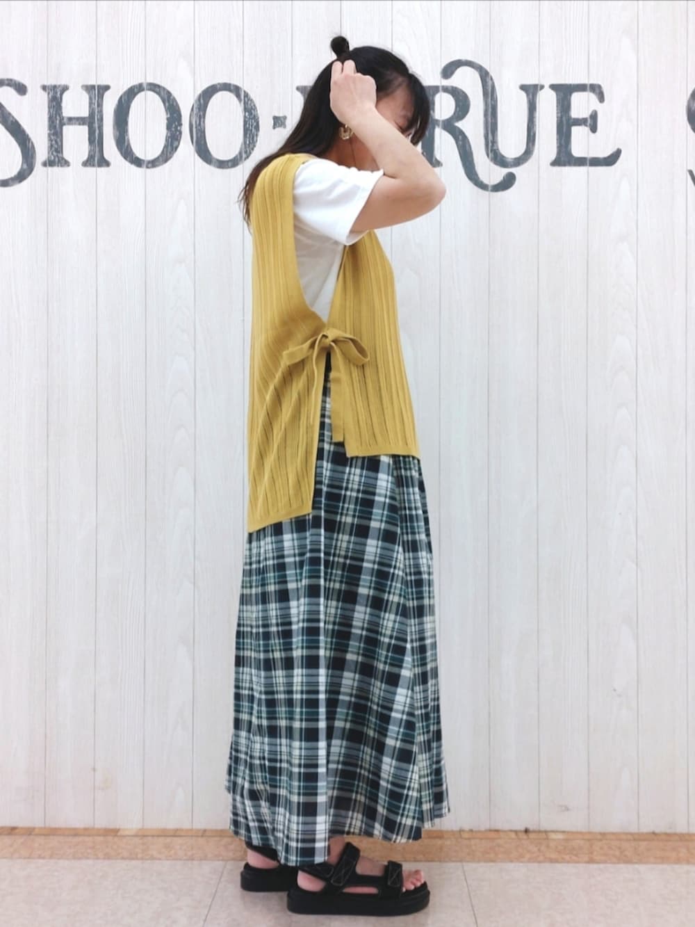 ホワイト系のショルダーバッグ、イエロー系のその他トップス、ブルー系のスカートを着用したレディースの夏コーディネートの2枚目の写真