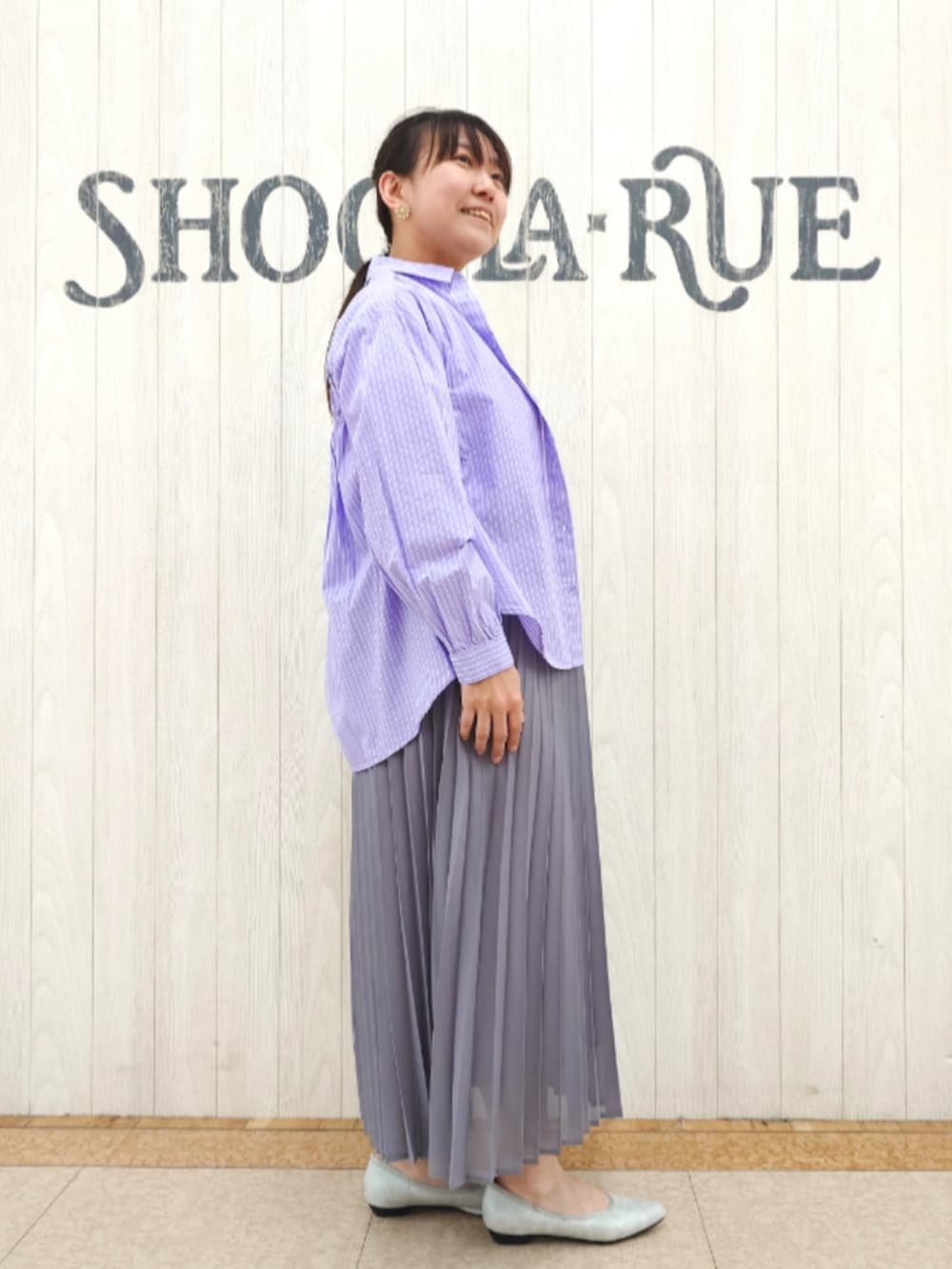 とろろさんの「【洗える/S-LL】バックギャザーがポイント 綿ワッシャー前開きシャツ（SHOO・LA・RUE）」を使ったコーディネートの3枚目の写真