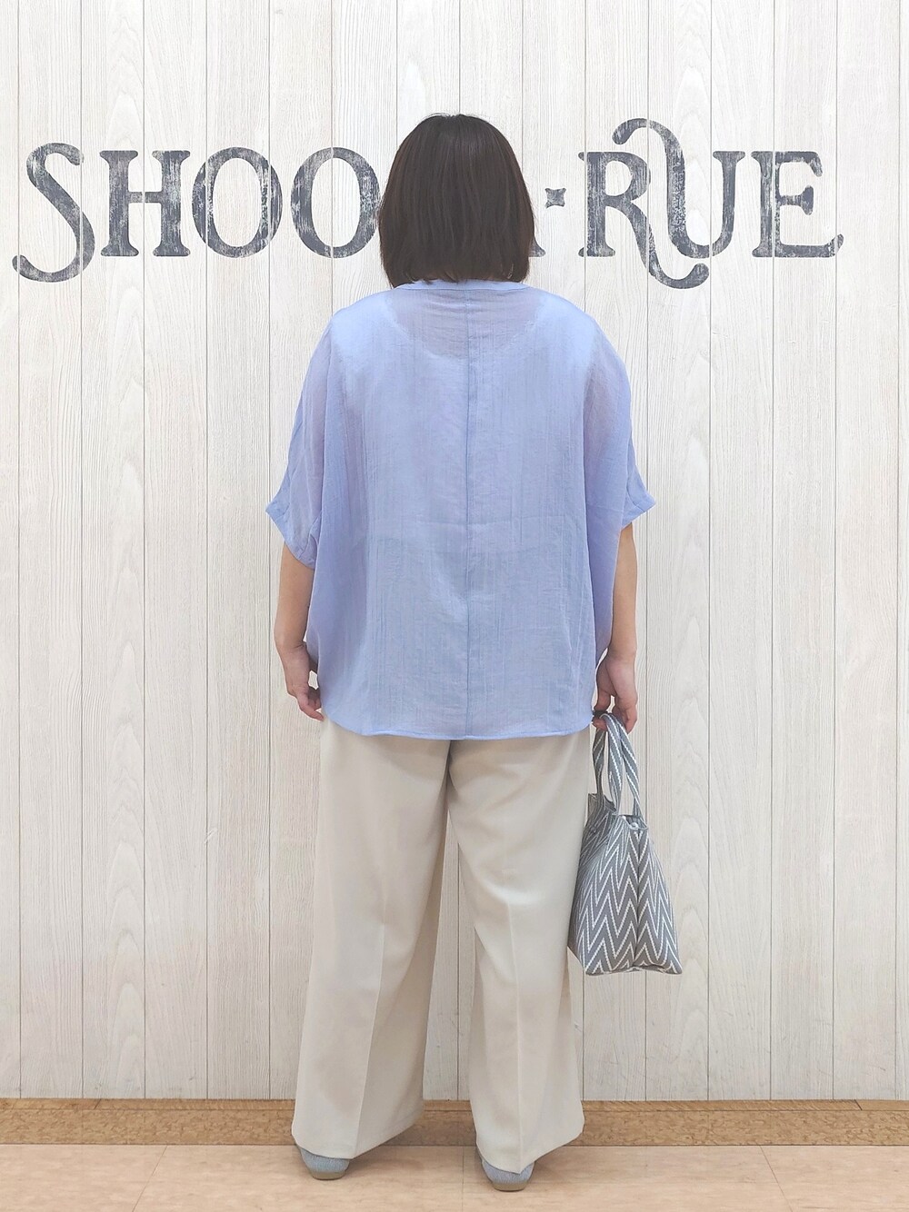 ブルー系のシャツ/ブラウス、ホワイト系のタンクトップ、グリーン系のその他パンツを着用したレディースの夏コーディネートの6枚目の写真
