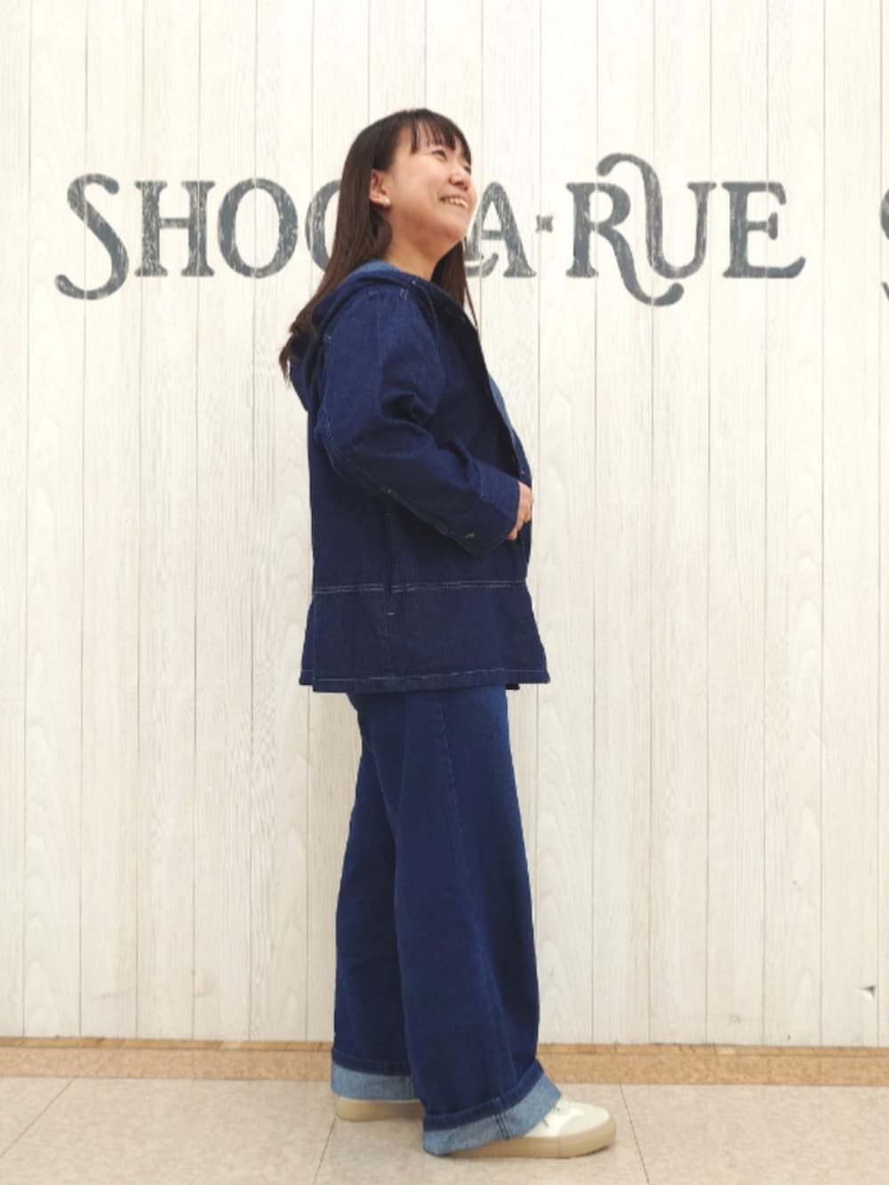 ブルー系のデニムジャケット、ホワイト系のTシャツ/カットソー、ブルー系のデニムパンツを着用したレディースの秋コーディネートの2枚目の写真