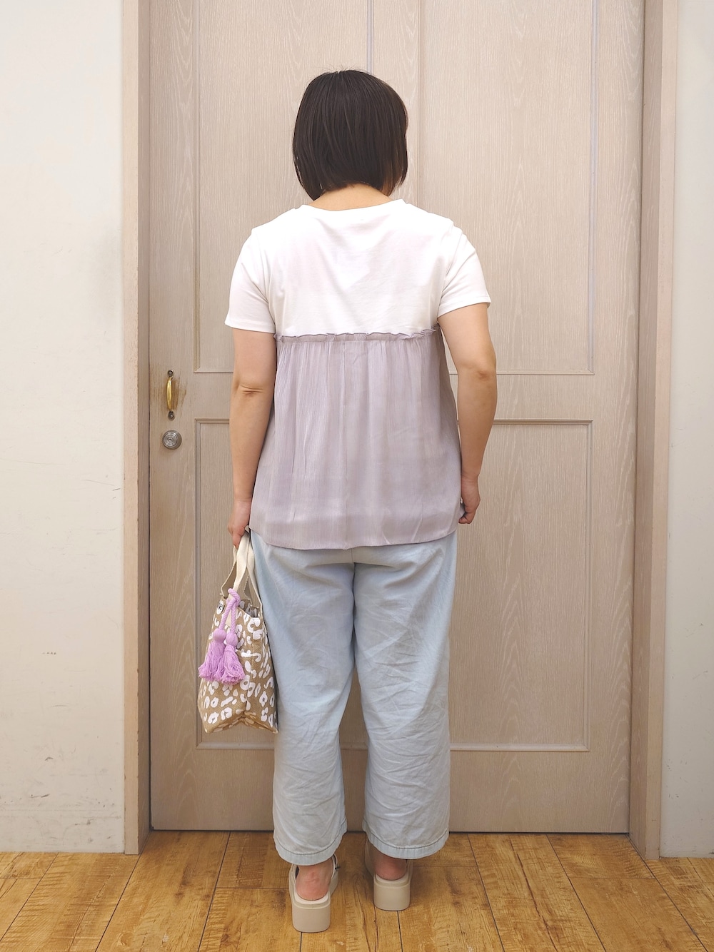 グレー系のTシャツ/カットソー、ブルー系のデニムパンツ、ベージュ系のサンダルを着用したレディースの夏コーディネートの3枚目の写真