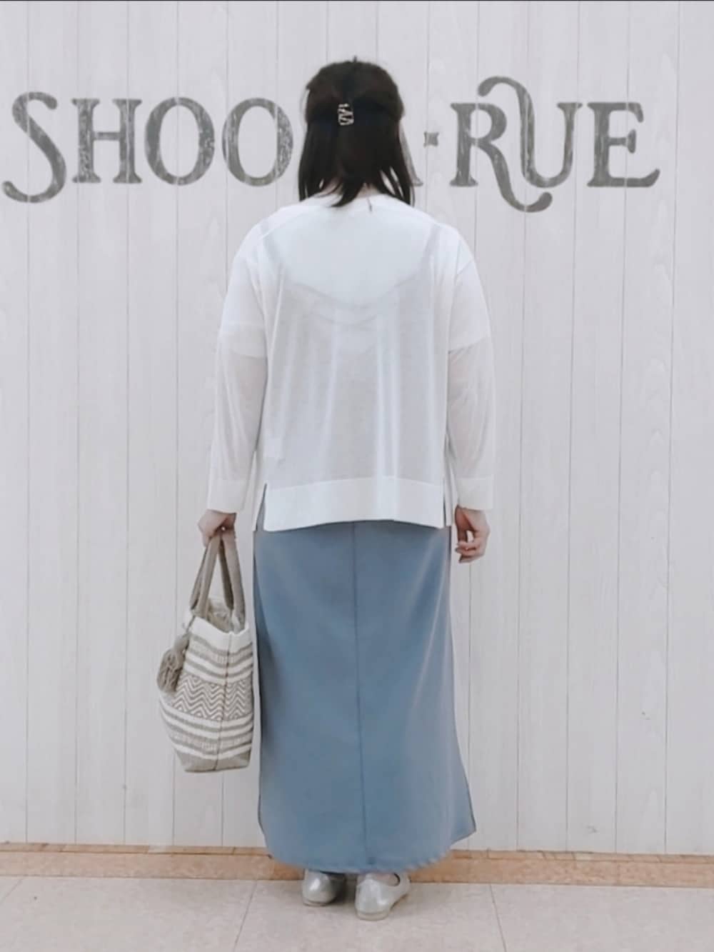 ホワイト系のカーディガン/ボレロ、ホワイト系のTシャツ/カットソー、ブルー系のワンピースを着用したレディースの夏コーディネートの3枚目の写真