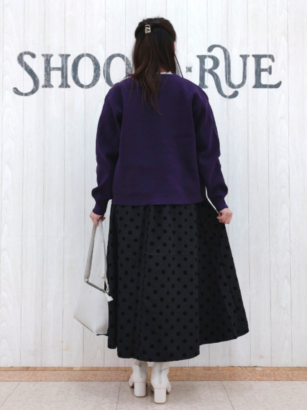パープル系のカーディガン/ボレロ、ホワイト系のTシャツ/カットソー、グレー系のスカートを着用したレディースの秋コーディネートの3枚目の写真