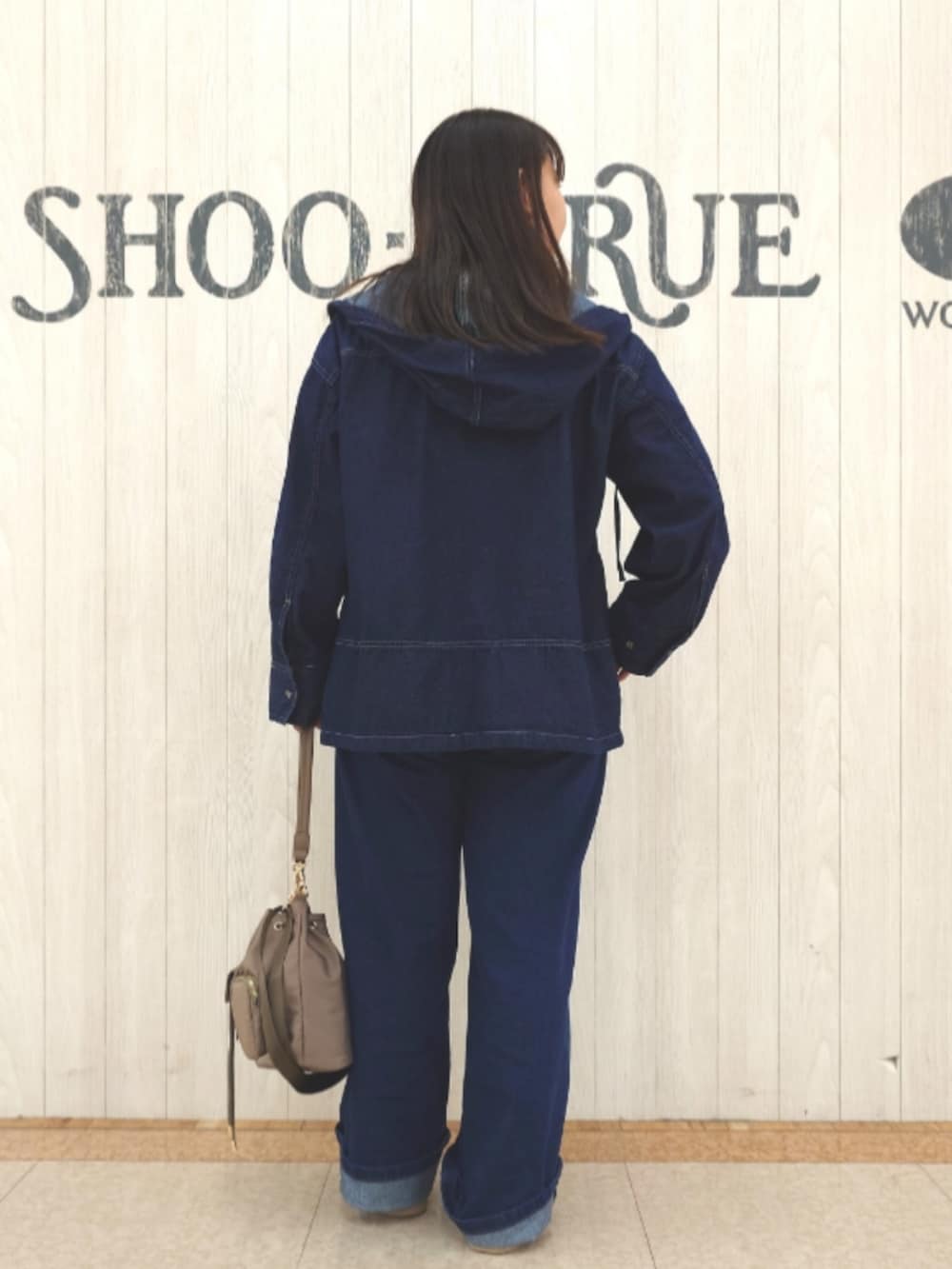 ブルー系のデニムジャケット、ホワイト系のTシャツ/カットソー、ブルー系のデニムパンツを着用したレディースの秋コーディネートの3枚目の写真
