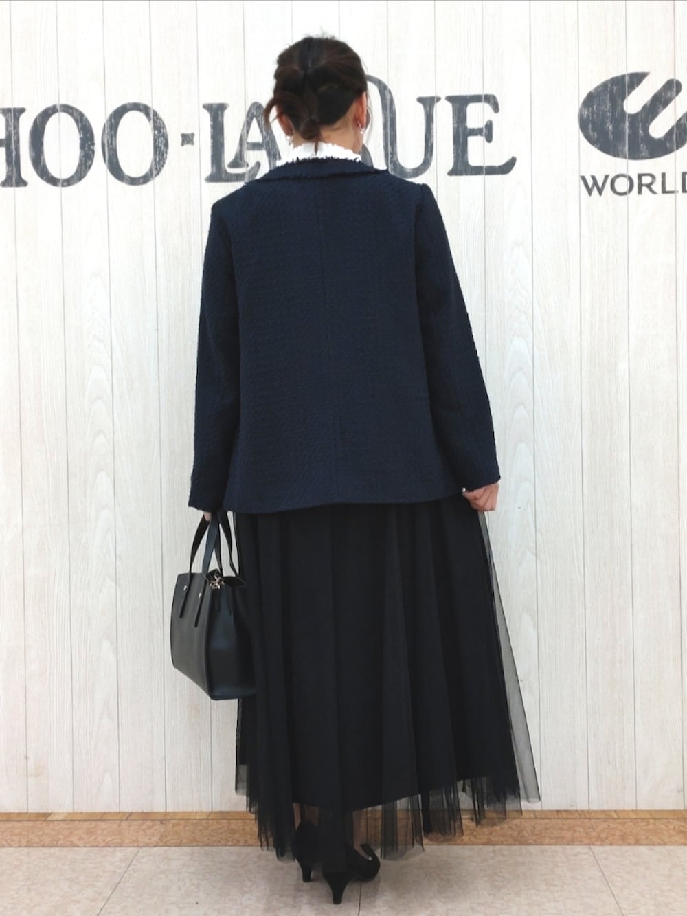 ホワイト系のシャツ/ブラウス、ブルー系のノーカラージャケット、ブラック系のスカートを着用したレディースの春コーディネートの3枚目の写真