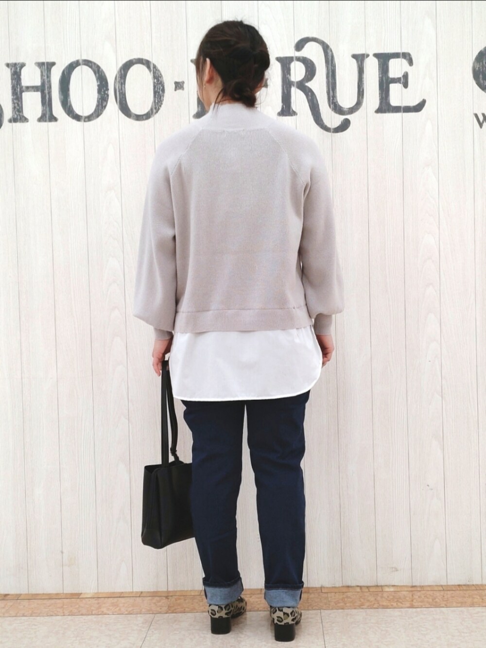 グレー系のニット/セーター、グリーン系のその他アウター、ブラック系のショルダーバッグを着用したレディースの春コーディネートの5枚目の写真