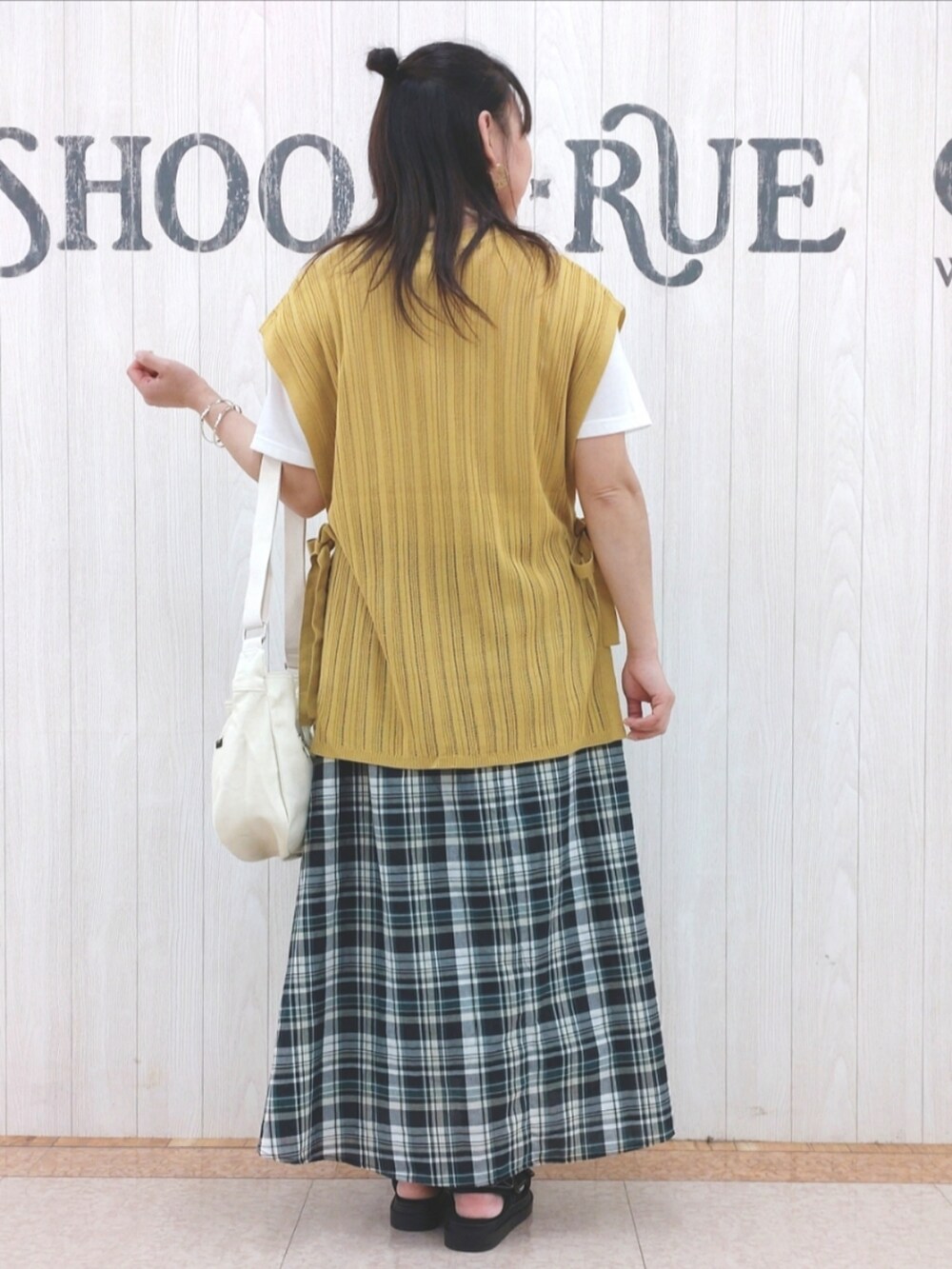ホワイト系のショルダーバッグ、イエロー系のその他トップス、ブルー系のスカートを着用したレディースの夏コーディネートの3枚目の写真