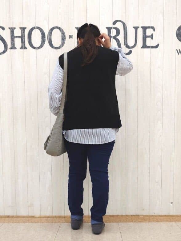 ブラック系のニット/セーター、ブルー系のデニムパンツ、グレー系のその他シューズを着用したレディースの秋コーディネートの3枚目の写真