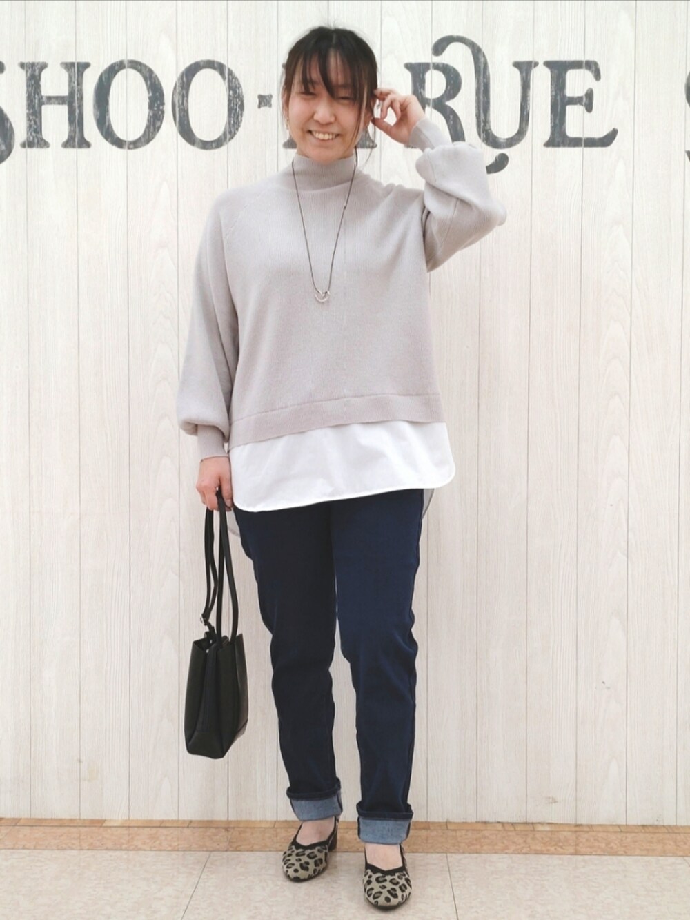 グレー系のニット/セーター、グリーン系のその他アウター、ブラック系のショルダーバッグを着用したレディースの春コーディネートの4枚目の写真