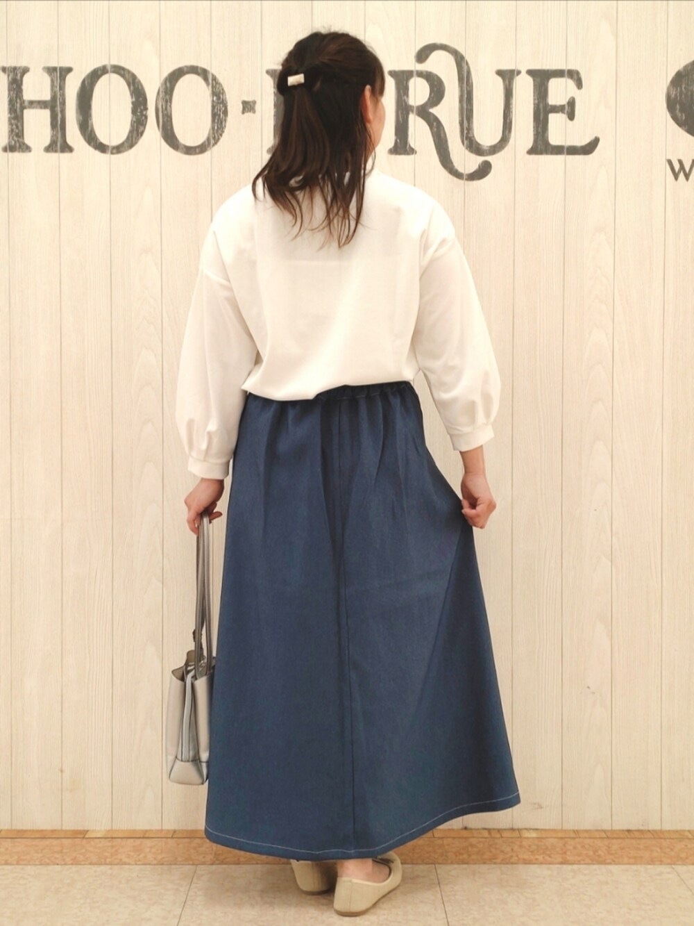 シルバー系のショルダーバッグ、ベージュ系のブルゾン、ホワイト系のTシャツ/カットソーを着用したレディースの春コーディネートの5枚目の写真