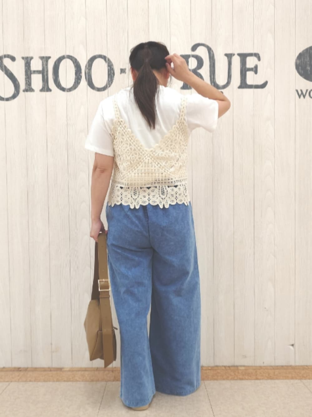 ホワイト系のその他トップス、ブルー系のデニムパンツ、ベージュ系のスニーカーを着用したレディースの秋コーディネートの3枚目の写真