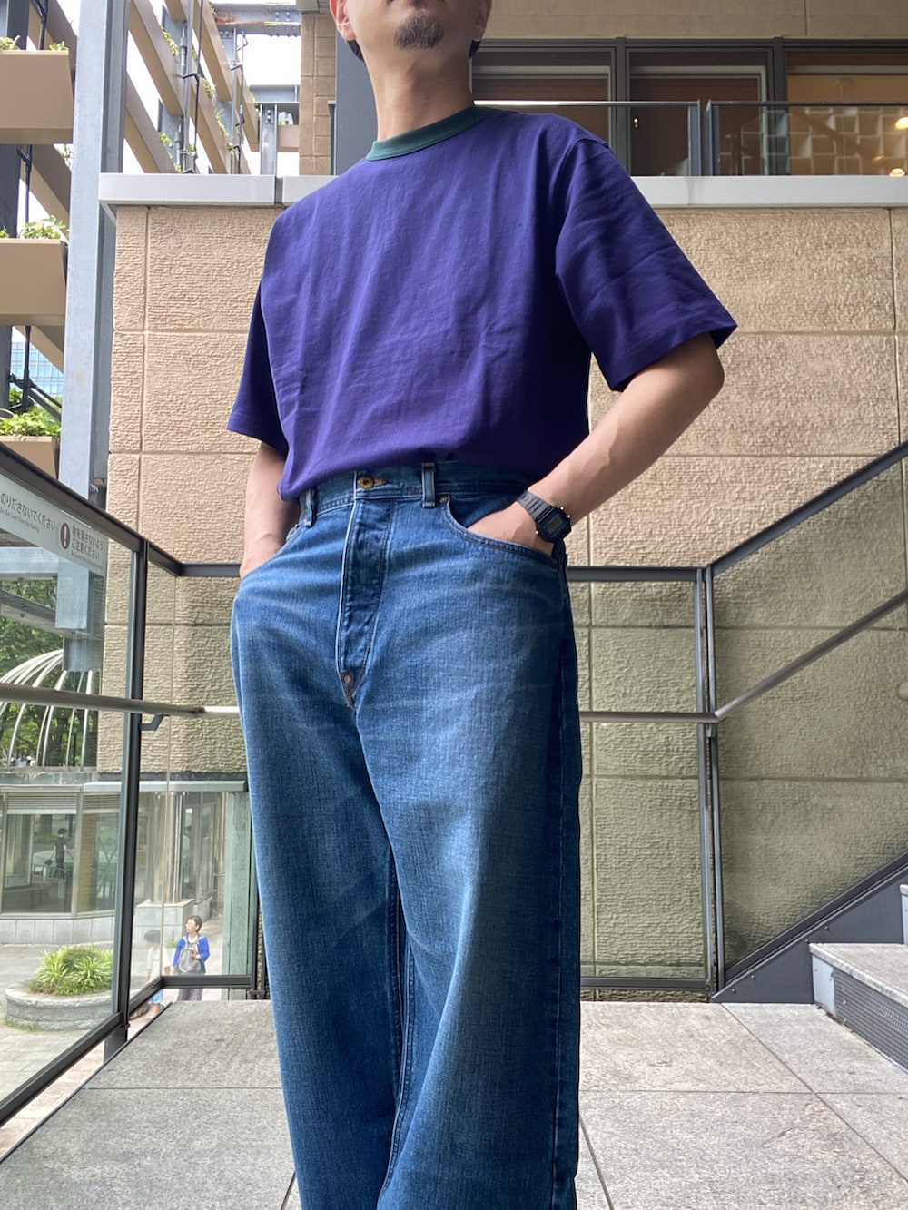 その他のデニムパンツ、ブラック系のサンダル、ブラック系のアナログ腕時計を着用したメンズの夏コーディネートの5枚目の写真