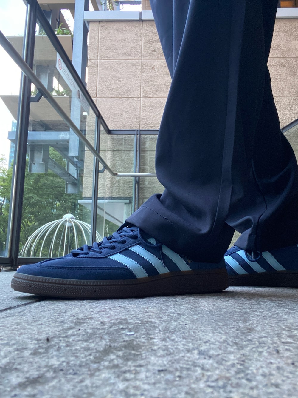 ブルー系のデニムジャケット、ブルー系のTシャツ/カットソー、ブルー系のその他パンツを着用したメンズの秋コーディネートの6枚目の写真