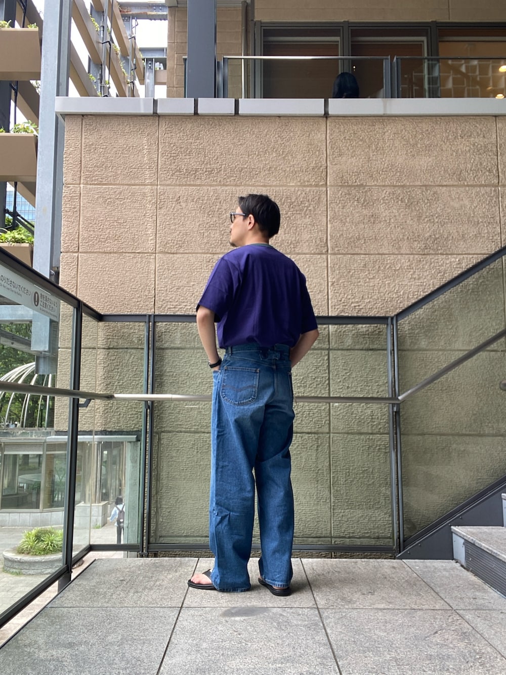 その他のデニムパンツ、ブラック系のサンダル、ブラック系のアナログ腕時計を着用したメンズの夏コーディネートの3枚目の写真