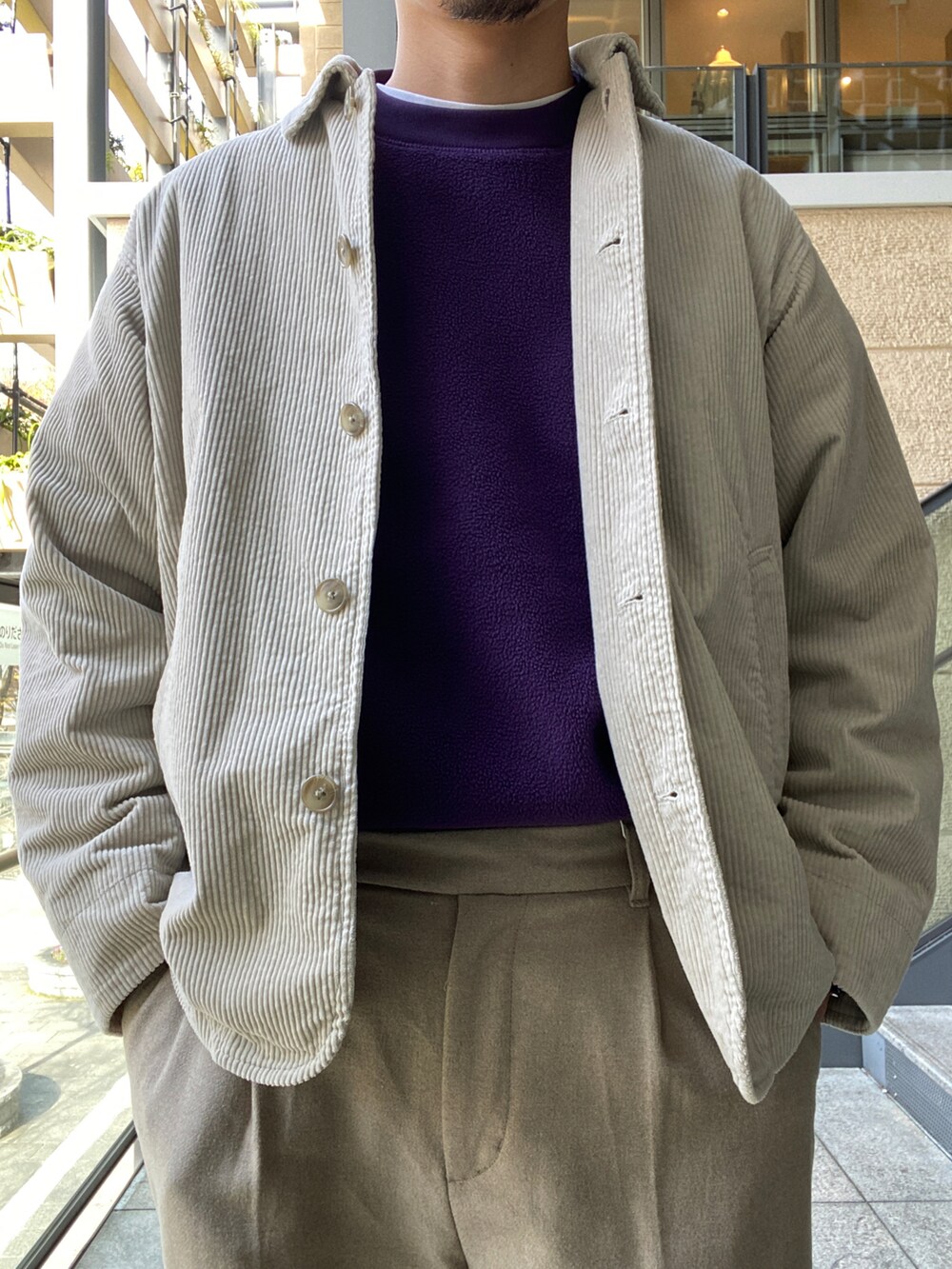 ホワイト系のカバーオール、パープル系のTシャツ/カットソー、ベージュ系のその他パンツを着用したメンズの秋コーディネートの3枚目の写真