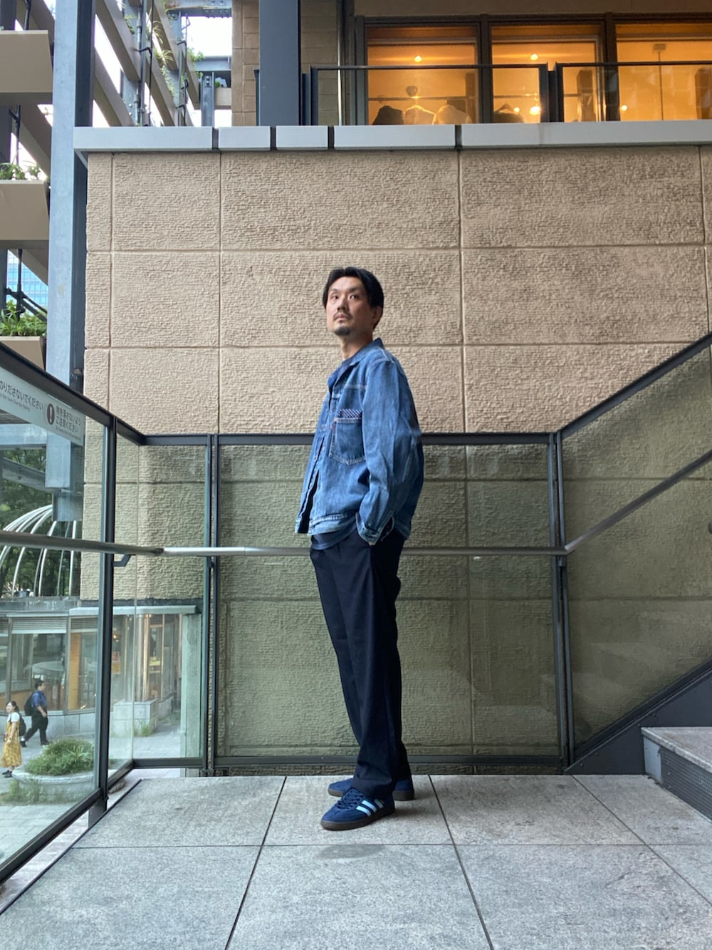 ブルー系のデニムジャケット、ブルー系のTシャツ/カットソー、ブルー系のその他パンツを着用したメンズの秋コーディネートの2枚目の写真