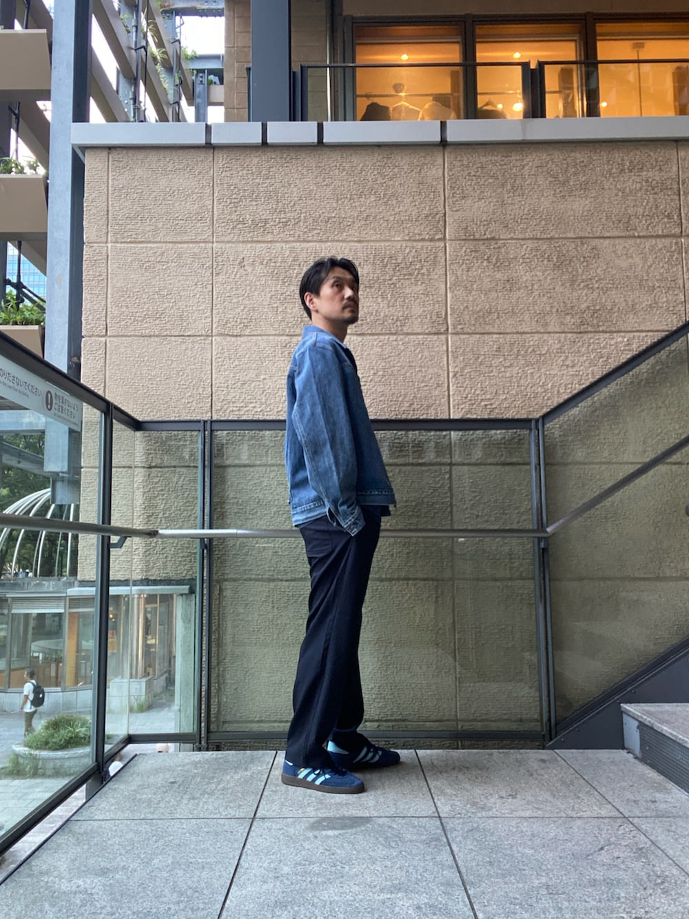 ブルー系のデニムジャケット、ブルー系のTシャツ/カットソー、ブルー系のその他パンツを着用したメンズの秋コーディネートの3枚目の写真