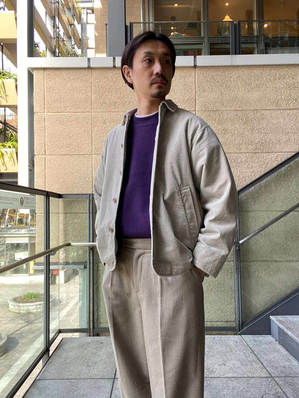 ホワイト系のカバーオール、パープル系のTシャツ/カットソー、ベージュ系のその他パンツを着用したメンズの秋コーディネートの2枚目の写真