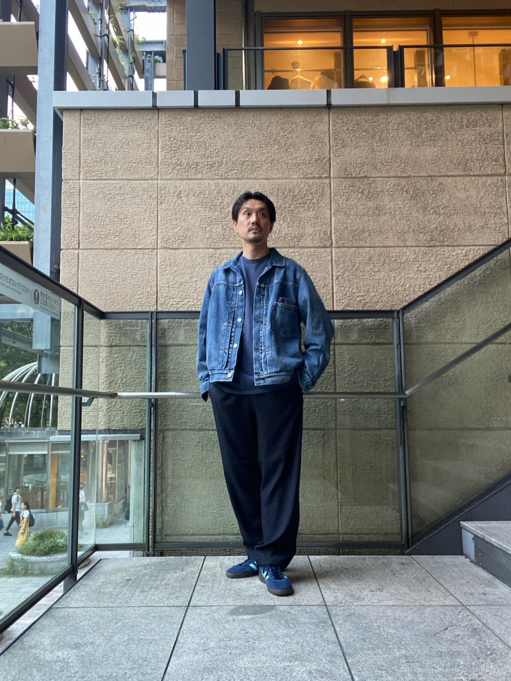 ブルー系のデニムジャケット、ブルー系のTシャツ/カットソー、ブルー系のその他パンツを着用したメンズの秋コーディネートの4枚目の写真