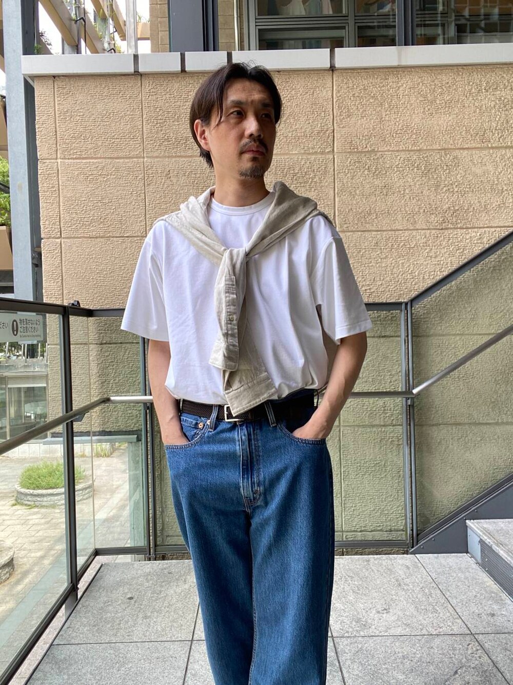 ホワイト系のシャツ/ブラウス、ブルー系のデニムパンツ、ベージュ系のサンダルを着用したメンズの夏コーディネートの2枚目の写真