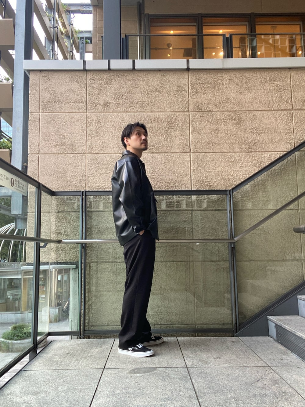 ブラック系のライダースジャケット、グレー系のTシャツ/カットソー、ブラック系のその他パンツを着用したメンズの秋コーディネートの4枚目の写真