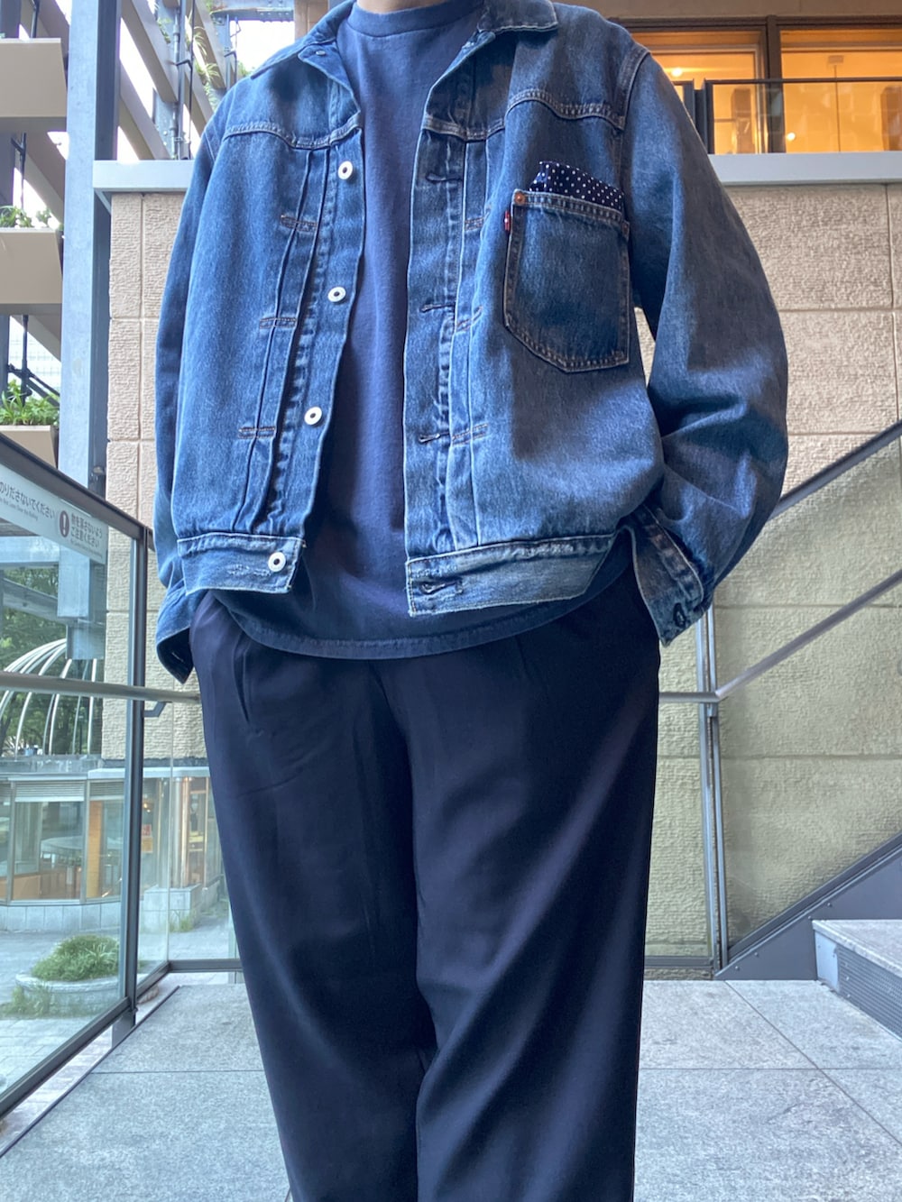 ブルー系のデニムジャケット、ブルー系のTシャツ/カットソー、ブルー系のその他パンツを着用したメンズの秋コーディネートの5枚目の写真