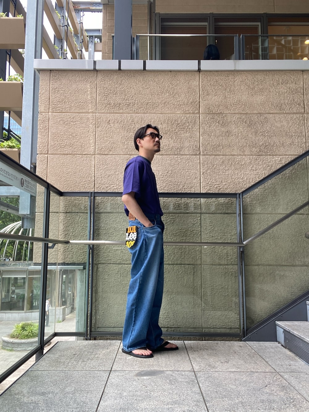 その他のデニムパンツ、ブラック系のサンダル、ブラック系のアナログ腕時計を着用したメンズの夏コーディネートの4枚目の写真