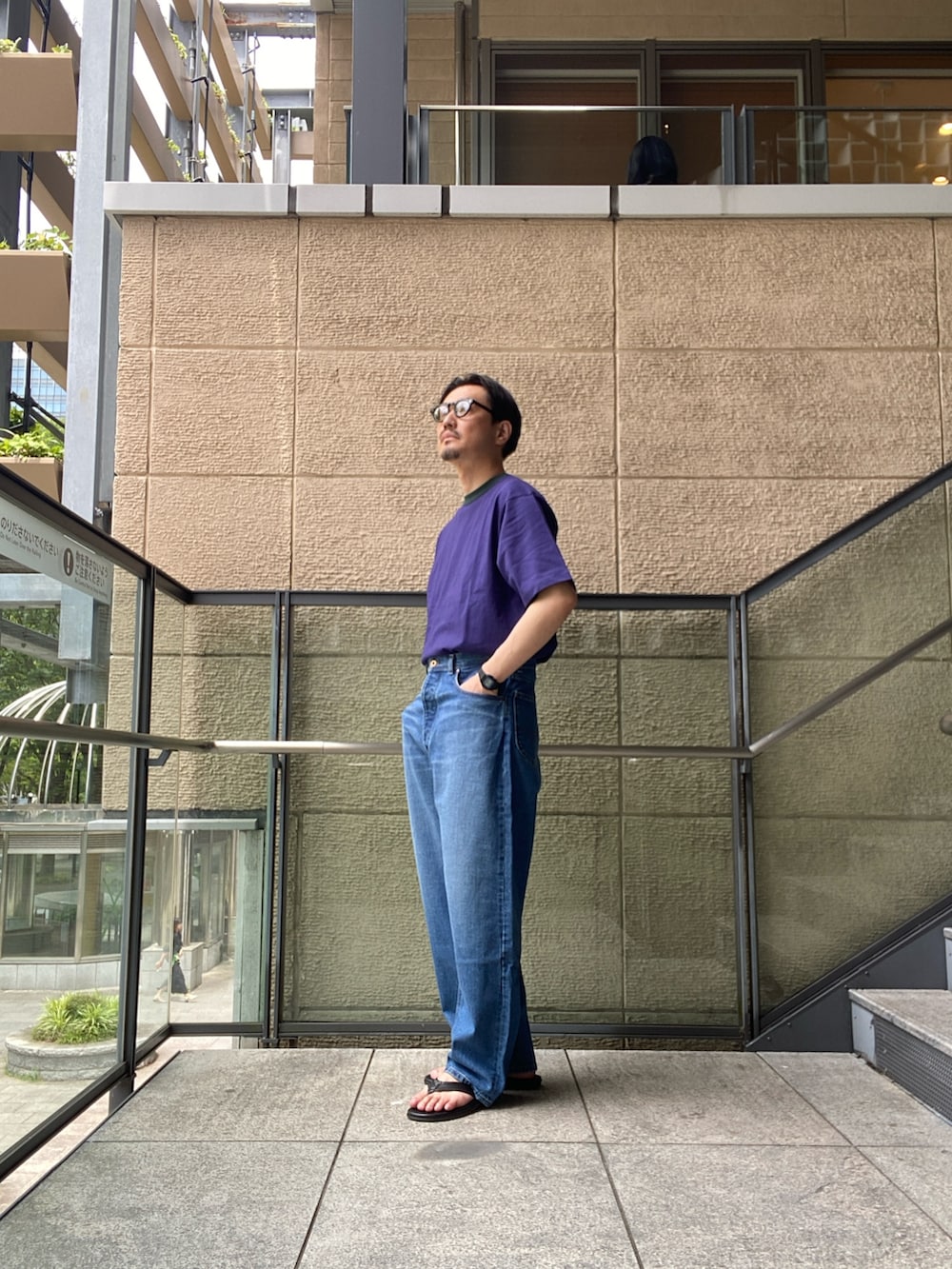 その他のデニムパンツ、ブラック系のサンダル、ブラック系のアナログ腕時計を着用したメンズの夏コーディネートの2枚目の写真