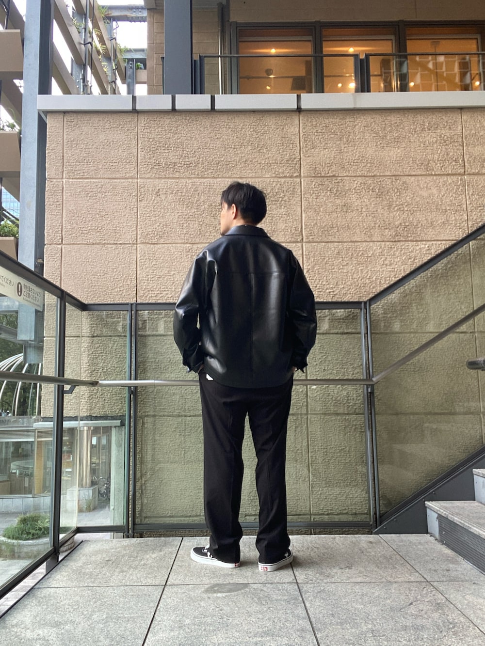ブラック系のライダースジャケット、グレー系のTシャツ/カットソー、ブラック系のその他パンツを着用したメンズの秋コーディネートの3枚目の写真