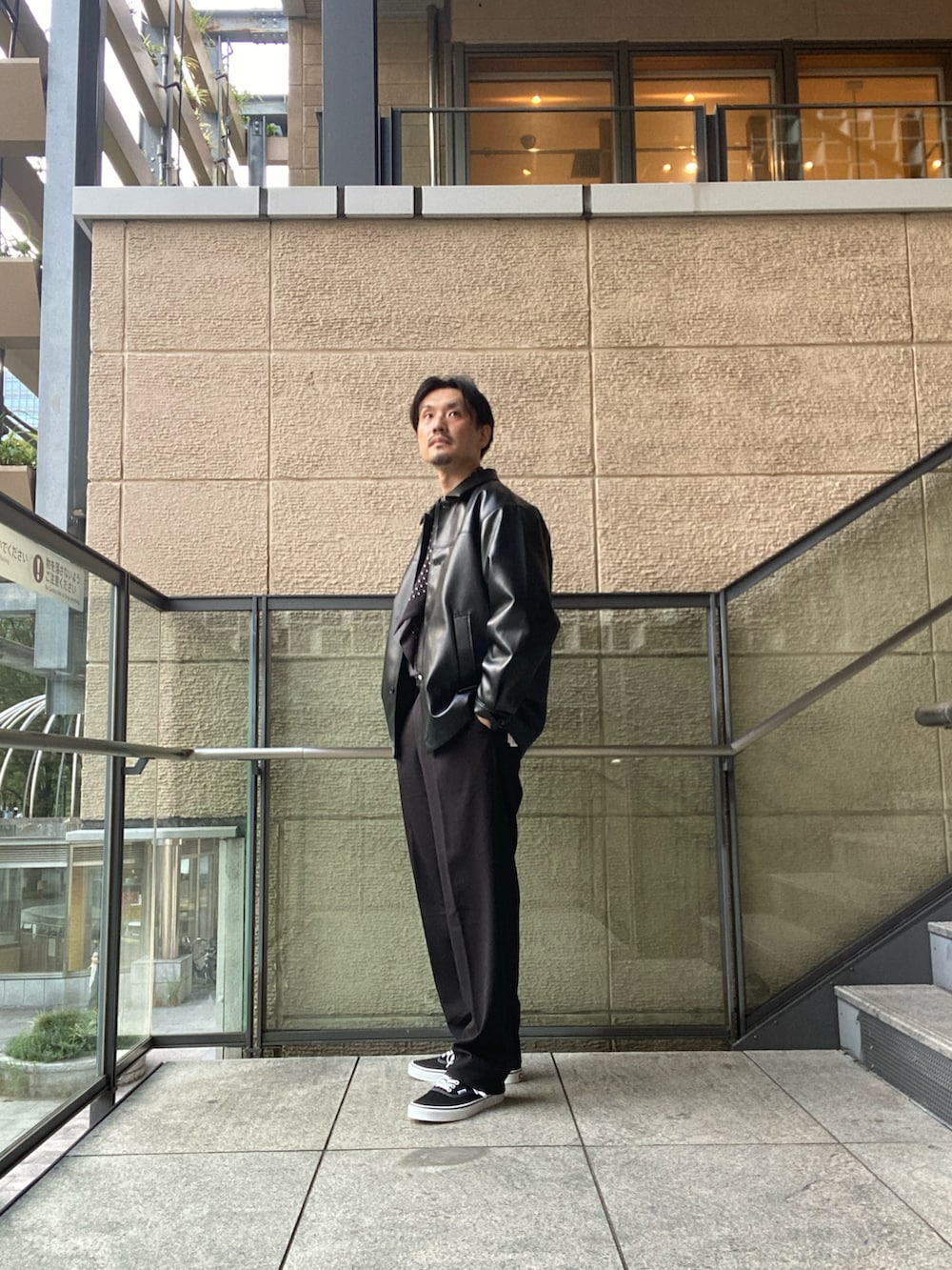 ブラック系のライダースジャケット、グレー系のTシャツ/カットソー、ブラック系のその他パンツを着用したメンズの秋コーディネートの2枚目の写真