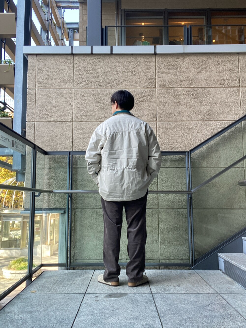 ベージュ系のサンダル、ホワイト系のその他アウター、ブルー系のスウェットを着用したメンズの秋コーディネートの3枚目の写真