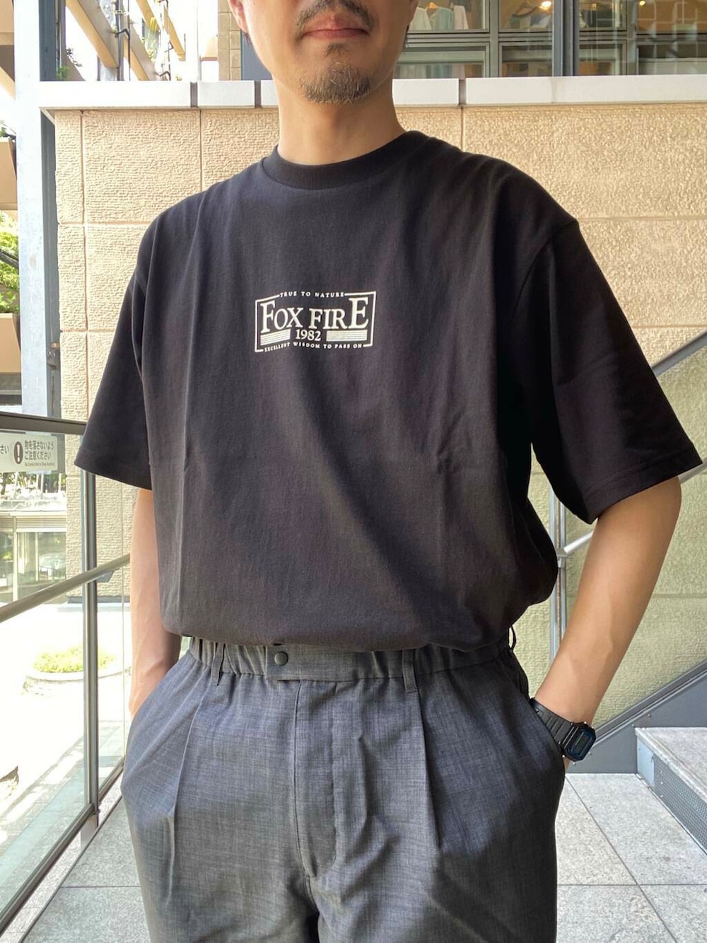 ブラック系のサンダル、グレー系のその他パンツ、ブラック系のTシャツ/カットソーを着用したメンズの夏コーディネートの3枚目の写真