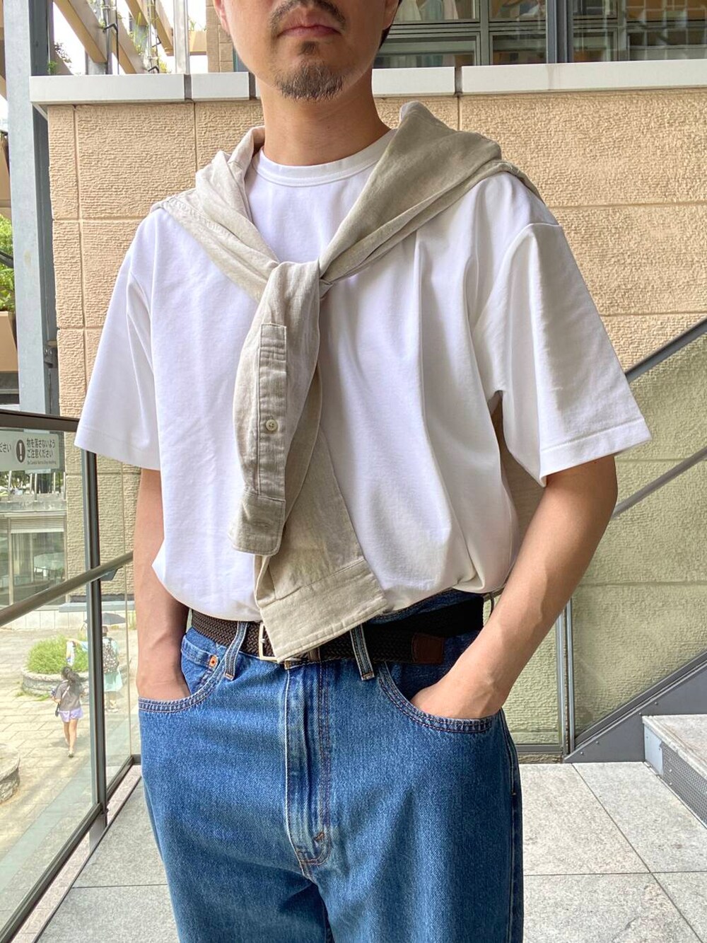 ホワイト系のシャツ/ブラウス、ブルー系のデニムパンツ、ベージュ系のサンダルを着用したメンズの夏コーディネートの3枚目の写真