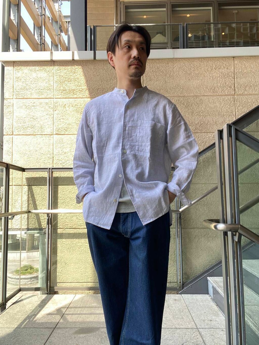 その他のシャツ/ブラウス、ブルー系のデニムパンツを着用したメンズの春コーディネートの2枚目の写真