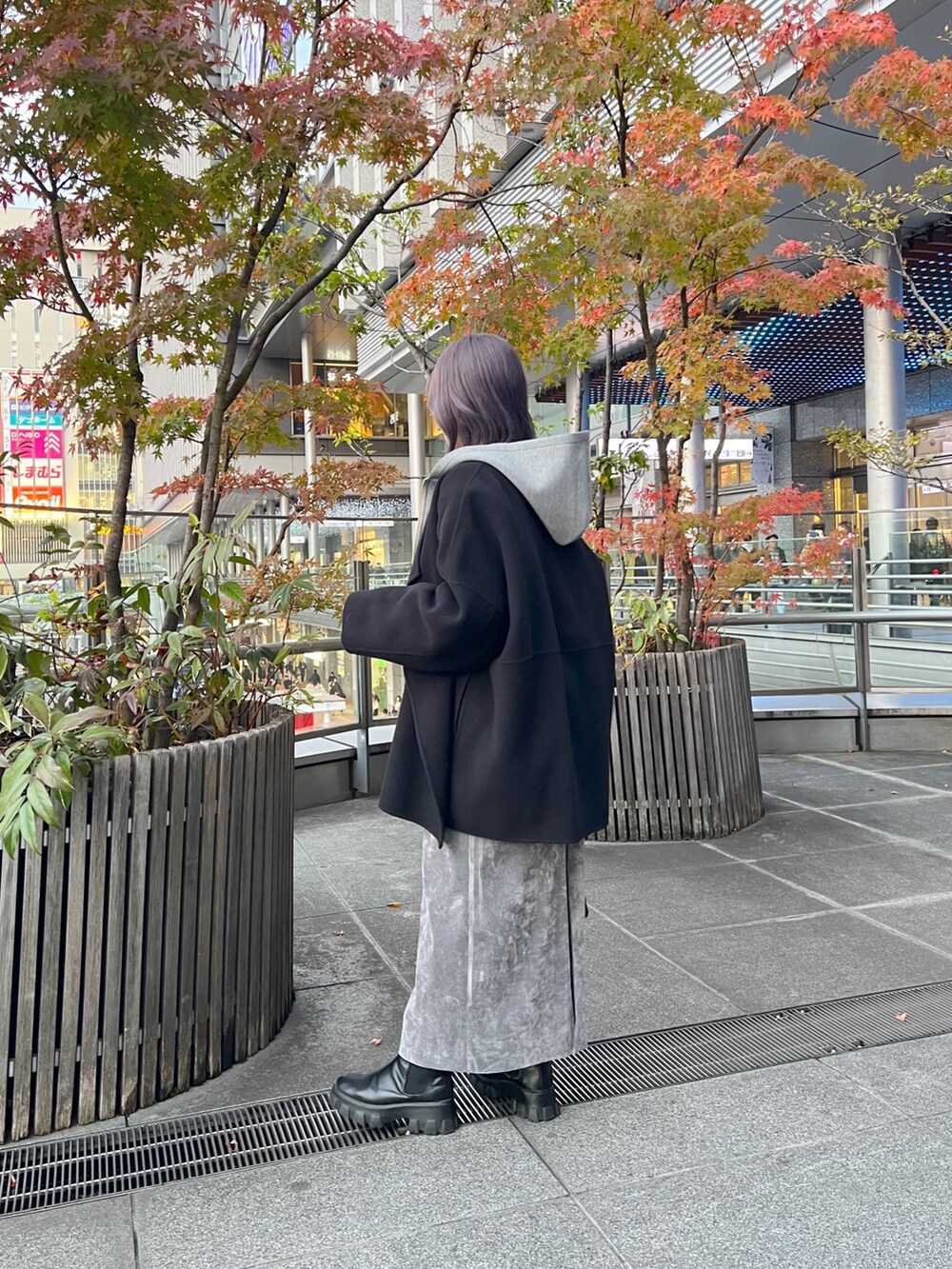 「DouDou、doudou_staff、冬コーデ、ブーツ、レイヤードスタイル、冬アウター、マイベストコーデ2023、モノトーンコーデ、グレーコーデ、パーカーコーデ、ハンドメイド、ベロアワンピース、ベロア、コート、キャミワンピ」｜「DouDouのベロアキャミワンピース（ワンピース、グレー系）」を使った、doudou_mahiroさん（レディース・157cm）の冬コーディネートの8枚目の写真
