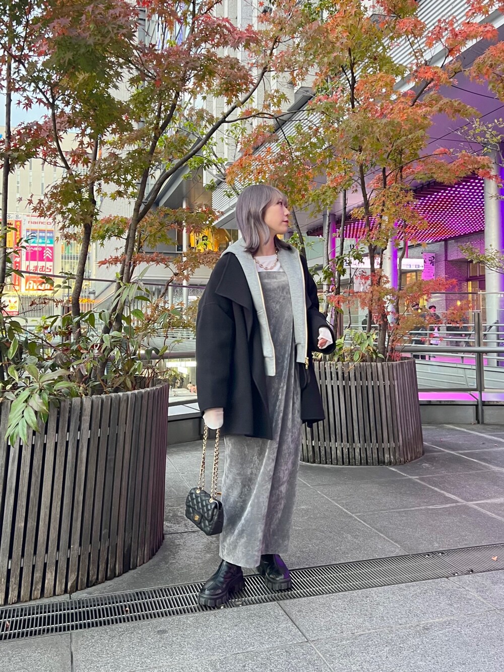 「DouDou、doudou_staff、冬コーデ、ブーツ、レイヤードスタイル、冬アウター、マイベストコーデ2023、モノトーンコーデ、グレーコーデ、パーカーコーデ、ハンドメイド、ベロアワンピース、ベロア、コート、キャミワンピ」｜「DouDouのベロアキャミワンピース（ワンピース、グレー系）」を使った、doudou_mahiroさん（レディース・157cm）の冬コーディネートの4枚目の写真