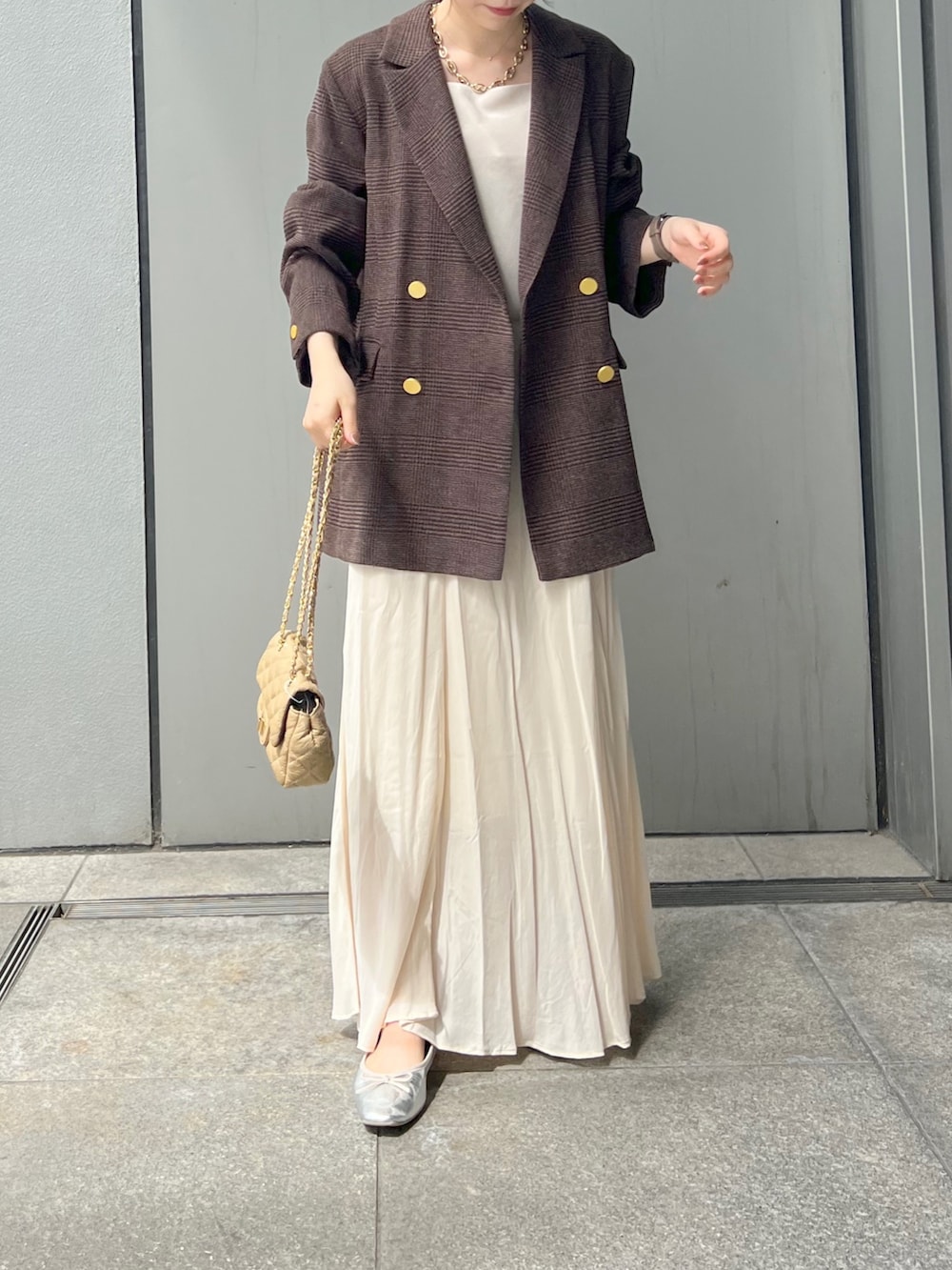 ブラウン系のテーラードジャケット、ホワイト系のスカート、ベージュ系のショルダーバッグを着用したレディースの秋コーディネートの7枚目の写真