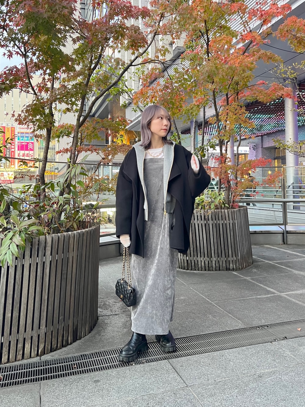 「DouDou、doudou_staff、冬コーデ、ブーツ、レイヤードスタイル、冬アウター、マイベストコーデ2023、モノトーンコーデ、グレーコーデ、パーカーコーデ、ハンドメイド、ベロアワンピース、ベロア、コート、キャミワンピ」｜「DouDouのベロアキャミワンピース（ワンピース、グレー系）」を使った、doudou_mahiroさん（レディース・157cm）の冬コーディネートの2枚目の写真