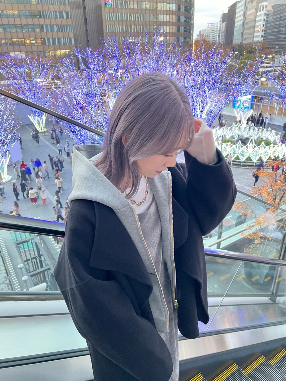 「DouDou、doudou_staff、冬コーデ、ブーツ、レイヤードスタイル、冬アウター、マイベストコーデ2023、モノトーンコーデ、グレーコーデ、パーカーコーデ、ハンドメイド、ベロアワンピース、ベロア、コート、キャミワンピ」｜「DouDouのベロアキャミワンピース（ワンピース、グレー系）」を使った、doudou_mahiroさん（レディース・157cm）の冬コーディネートの9枚目の写真