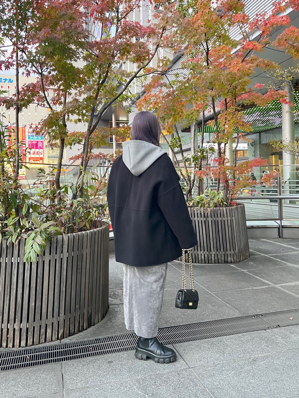 「DouDou、doudou_staff、冬コーデ、ブーツ、レイヤードスタイル、冬アウター、マイベストコーデ2023、モノトーンコーデ、グレーコーデ、パーカーコーデ、ハンドメイド、ベロアワンピース、ベロア、コート、キャミワンピ」｜「DouDouのベロアキャミワンピース（ワンピース、グレー系）」を使った、doudou_mahiroさん（レディース・157cm）の冬コーディネートの7枚目の写真