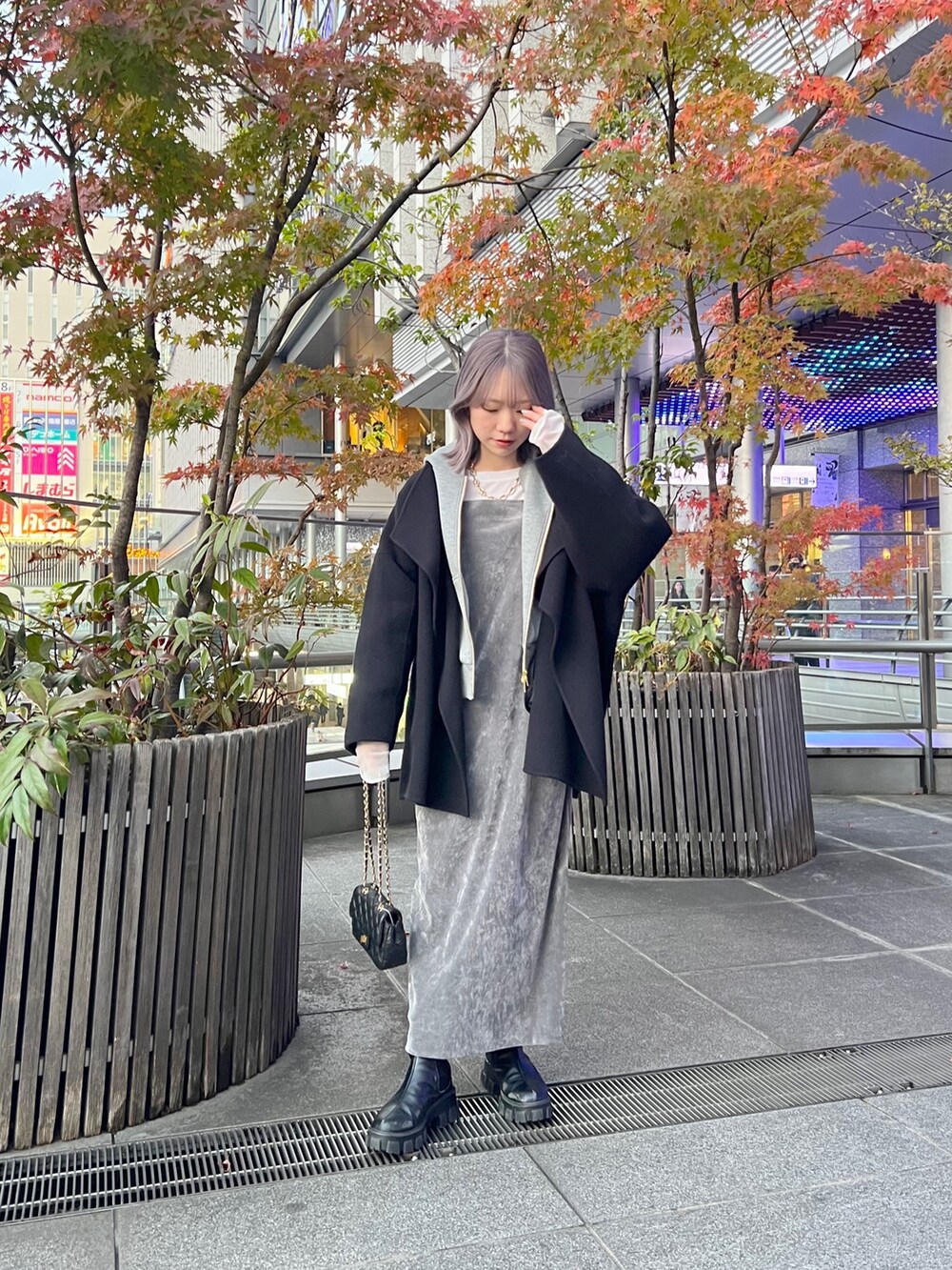 「DouDou、doudou_staff、冬コーデ、ブーツ、レイヤードスタイル、冬アウター、マイベストコーデ2023、モノトーンコーデ、グレーコーデ、パーカーコーデ、ハンドメイド、ベロアワンピース、ベロア、コート、キャミワンピ」｜「DouDouのベロアキャミワンピース（ワンピース、グレー系）」を使った、doudou_mahiroさん（レディース・157cm）の冬コーディネートの6枚目の写真