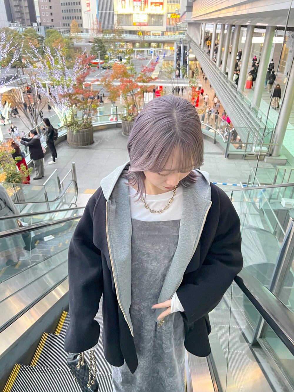 「DouDou、doudou_staff、冬コーデ、ブーツ、レイヤードスタイル、冬アウター、マイベストコーデ2023、モノトーンコーデ、グレーコーデ、パーカーコーデ、ハンドメイド、ベロアワンピース、ベロア、コート、キャミワンピ」｜「DouDouのベロアキャミワンピース（ワンピース、グレー系）」を使った、doudou_mahiroさん（レディース・157cm）の冬コーディネートの10枚目の写真