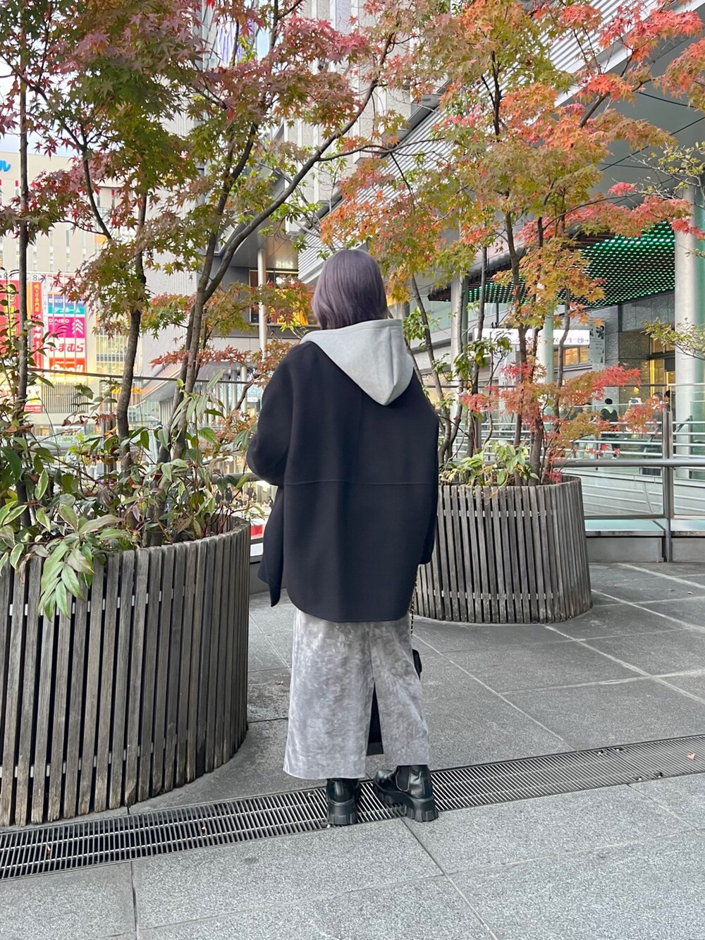 「DouDou、doudou_staff、冬コーデ、ブーツ、レイヤードスタイル、冬アウター、マイベストコーデ2023、モノトーンコーデ、グレーコーデ、パーカーコーデ、ハンドメイド、ベロアワンピース、ベロア、コート、キャミワンピ」｜「DouDouのベロアキャミワンピース（ワンピース、グレー系）」を使った、doudou_mahiroさん（レディース・157cm）の冬コーディネートの5枚目の写真