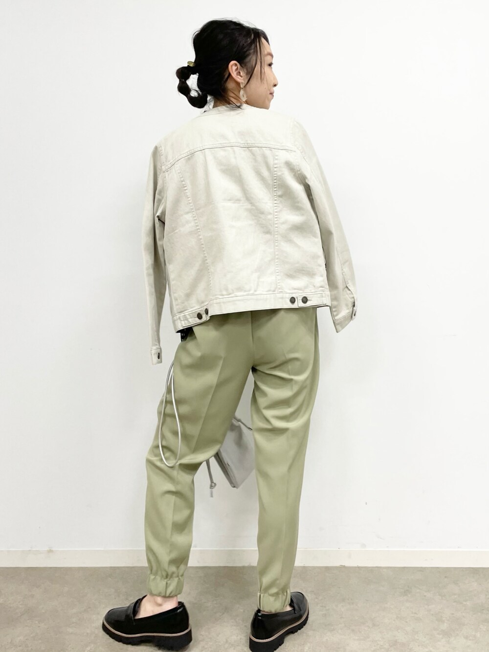 グレー系のデニムジャケット、グリーン系のその他パンツ、シルバー系のショルダーバッグを着用したレディースの春コーディネートの2枚目の写真