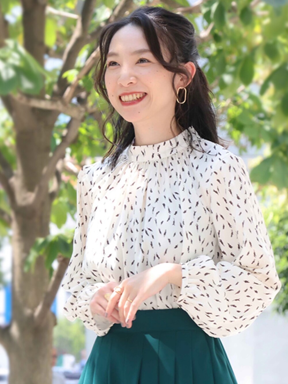 グリーン系のその他パンツ、ブラウン系のブーツ、ホワイト系のシャツ/ブラウスを着用したレディースの秋コーディネートの2枚目の写真