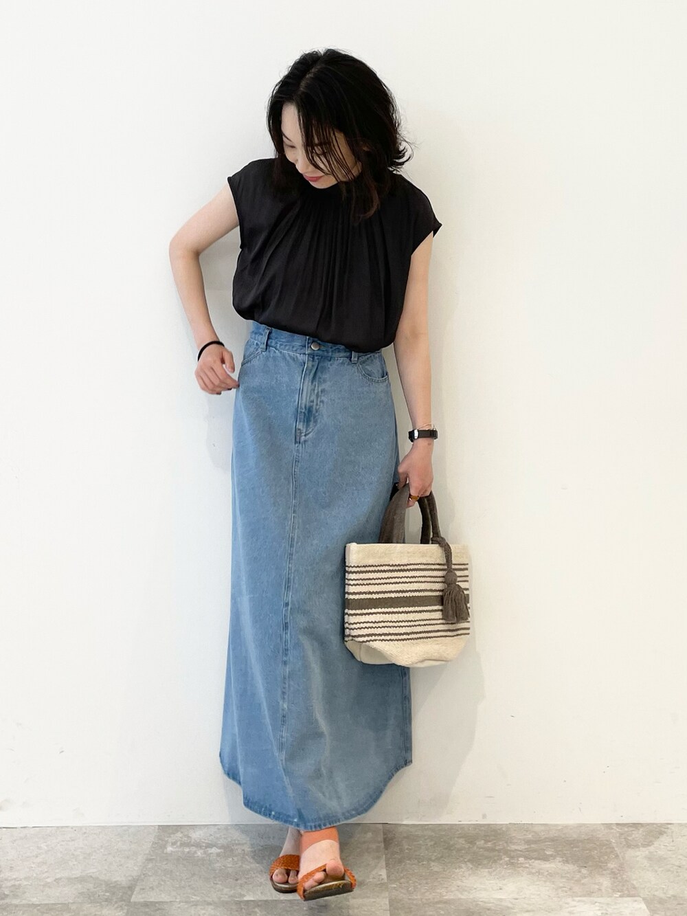 グレー系のシャツ/ブラウス、ブルー系のデニムスカート、ピンク系のサンダルを着用したレディースの春コーディネートの2枚目の写真