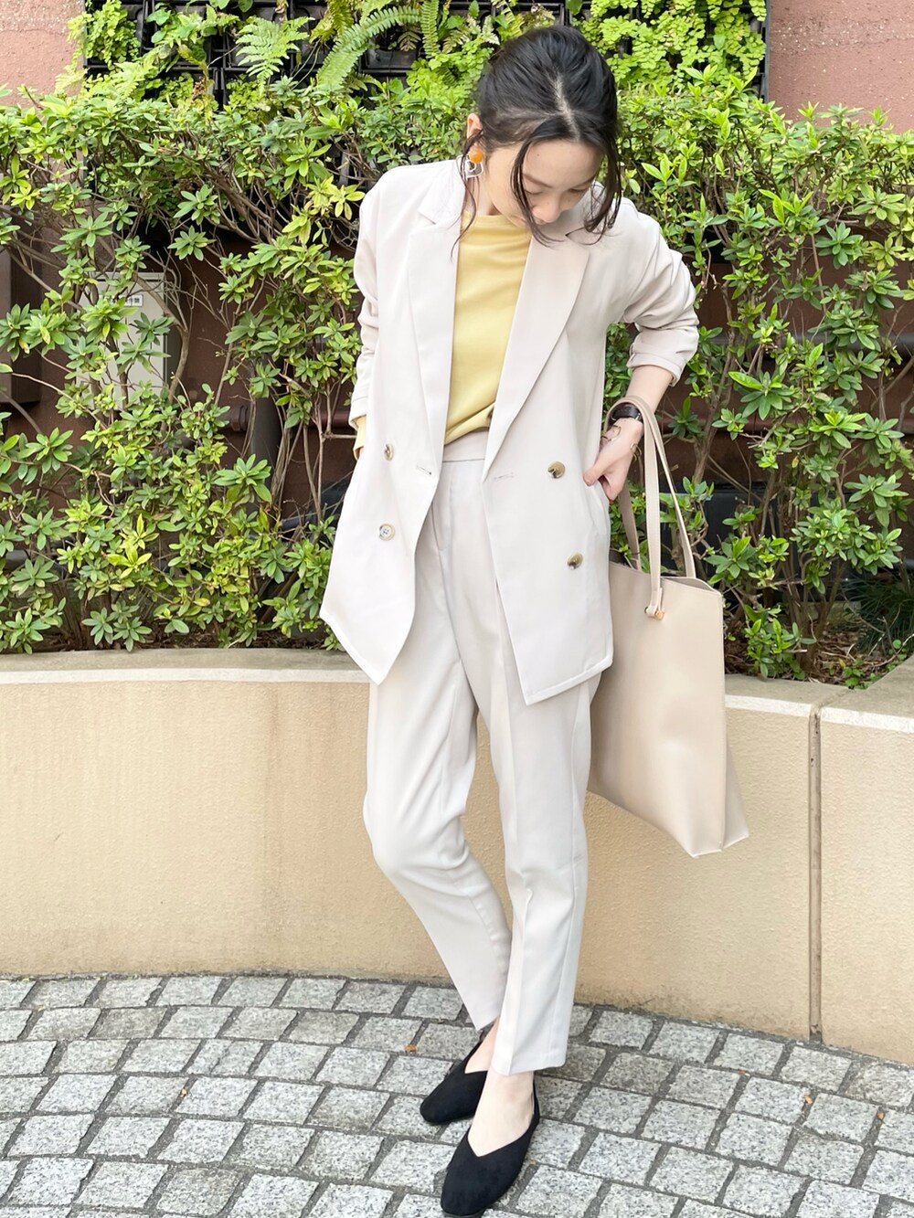 ベージュ系のトートバッグ、ブラック系のその他シューズ、ベージュ系のその他パンツを着用したレディースの春コーディネートの2枚目の写真