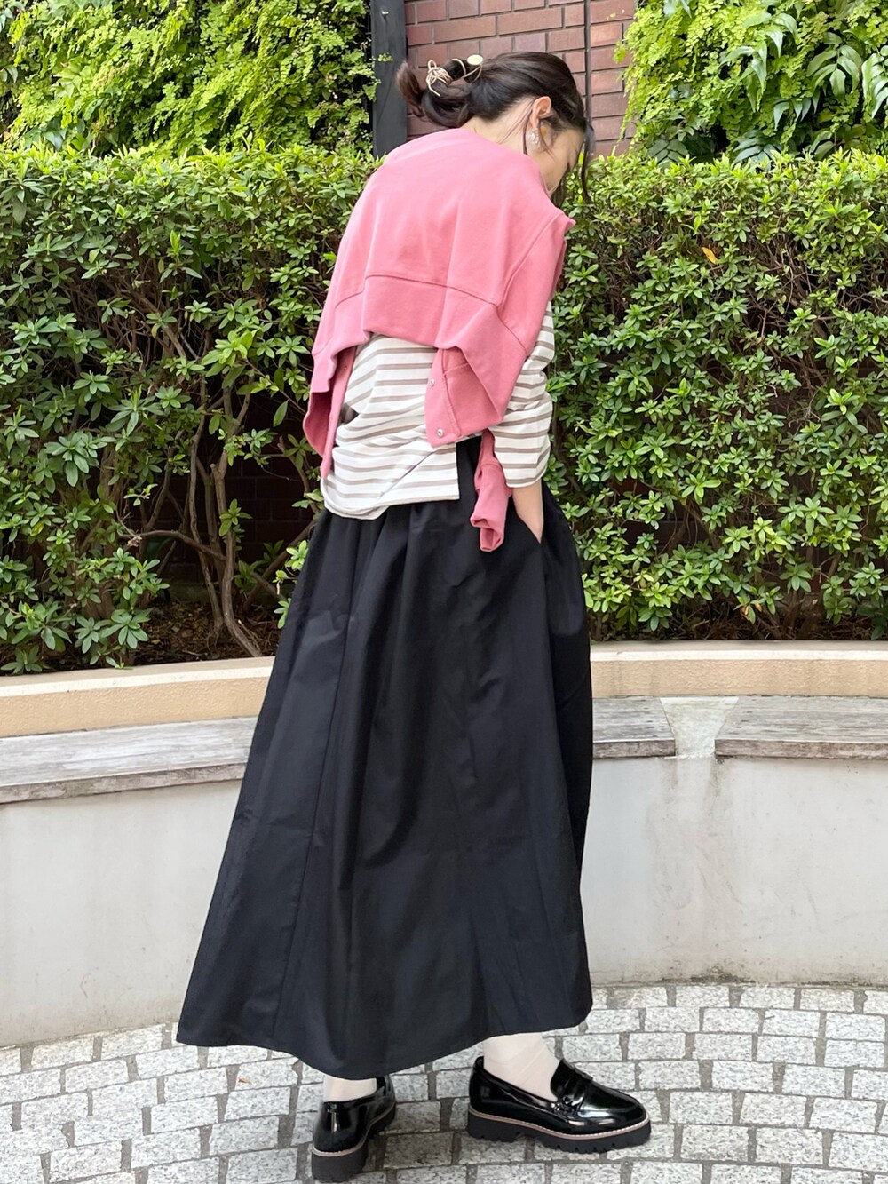 ピンク系のカーディガン/ボレロ、ベージュ系のTシャツ/カットソー、ベージュ系のショルダーバッグを着用したレディースの春コーディネートの3枚目の写真