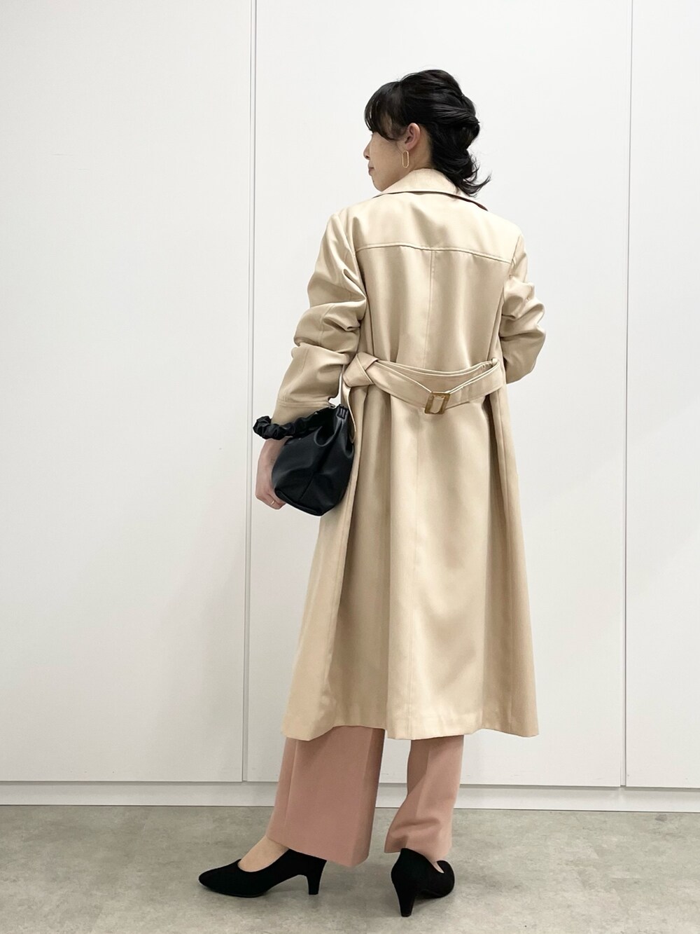 ピンク系のその他パンツ、ブラック系のパンプス、ベージュ系のトレンチコートを着用したレディースの冬コーディネートの3枚目の写真