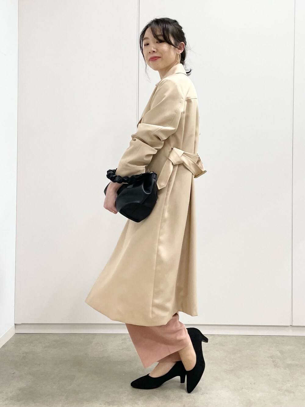 ピンク系のその他パンツ、ブラック系のパンプス、ベージュ系のトレンチコートを着用したレディースの冬コーディネートの2枚目の写真